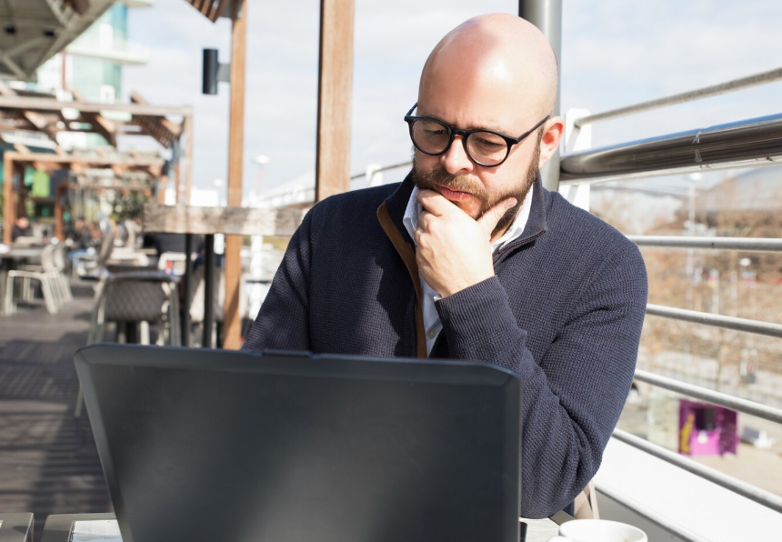 모니터를 보며 심각하게 고민하는 외국인 남성